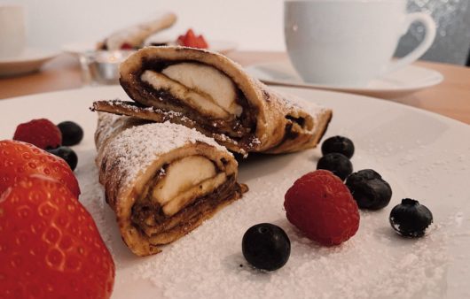 Δοκιμάστε αυτή τη συνταγή για κρέπες με αλεύρι ολικής αλέσεως, γεμιστές με μπανάνα και πραλίνα φουντουκιού.