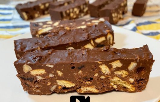 Συνταγή για μπάρες με ταχίνι και σοκολάτα. Περιέχουν μέλι, φουντούκια και σταφίδες. Μοναδικός συνδυασμός που μας δίνει ενέργεια.