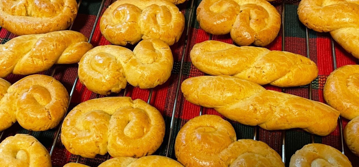 Συνταγή για υπέροχα Πασχαλινά κουλουράκια. Μοναδικά τραγανά στο εξωτερικό τους και πιο μαλακά στο εσωτερικό με υπέροχα Πασχαλινά αρώματα.