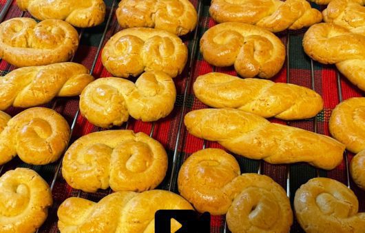 Συνταγή για υπέροχα Πασχαλινά κουλουράκια. Μοναδικά τραγανά στο εξωτερικό τους και πιο μαλακά στο εσωτερικό με υπέροχα Πασχαλινά αρώματα.