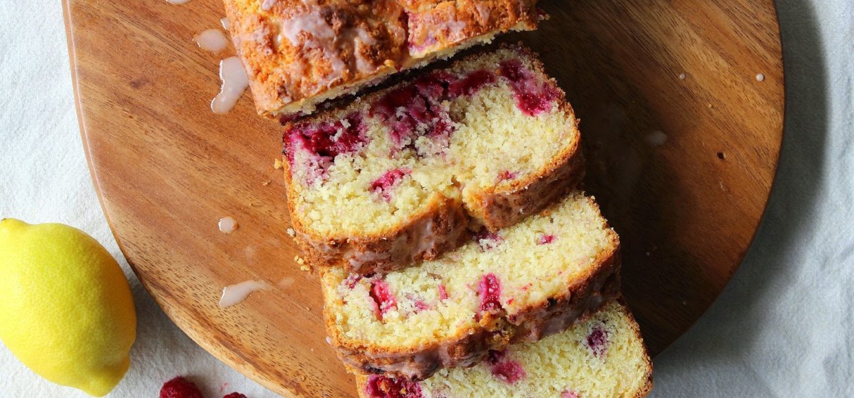 Υπέροχη συνταγή για μυρωδάτο κέικ λεμόνι με σμέουρα. Ένας υπέροχος συνδυασμός για μοσχοβολιστό κέικ που θα σας ενθουσιάσει.