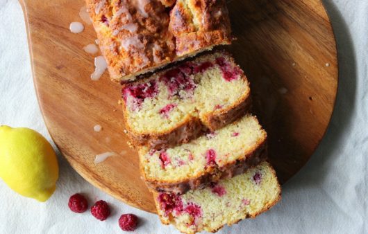 Υπέροχη συνταγή για μυρωδάτο κέικ λεμόνι με σμέουρα. Ένας υπέροχος συνδυασμός για μοσχοβολιστό κέικ που θα σας ενθουσιάσει.