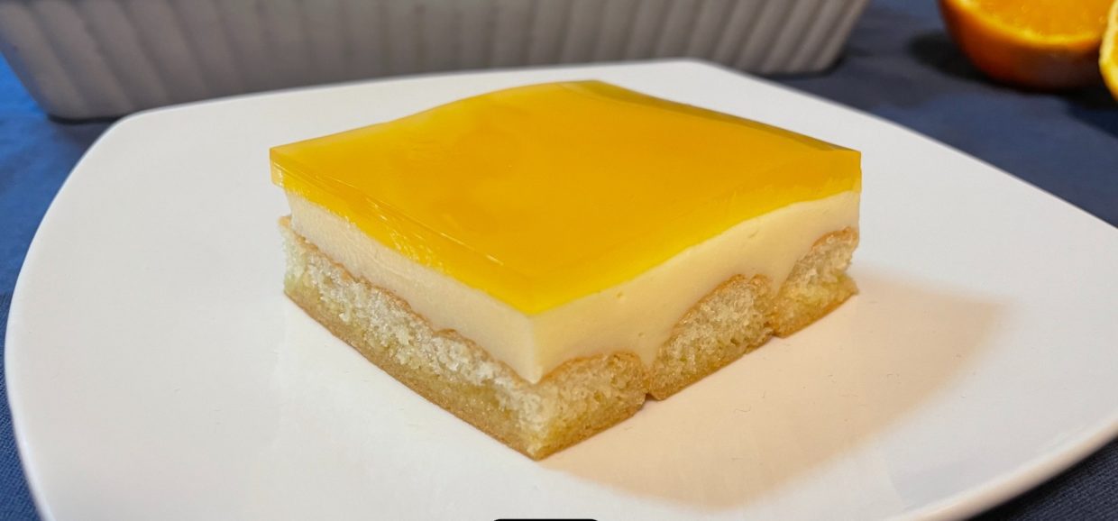 Συνταγή για δροσερό γλυκό με βάση από μπισκότα σαβαγιάρ βουτηγμένα σε χυμό πορτοκάλι, κρέμα πατισερί στη μέση και από πάνω ένα εύκολο ζελέ με χυμό πορτοκάλι.