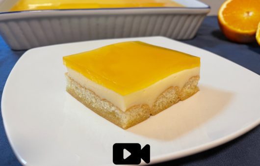 Συνταγή για δροσερό γλυκό με βάση από μπισκότα σαβαγιάρ βουτηγμένα σε χυμό πορτοκάλι, κρέμα πατισερί στη μέση και από πάνω ένα εύκολο ζελέ με χυμό πορτοκάλι.