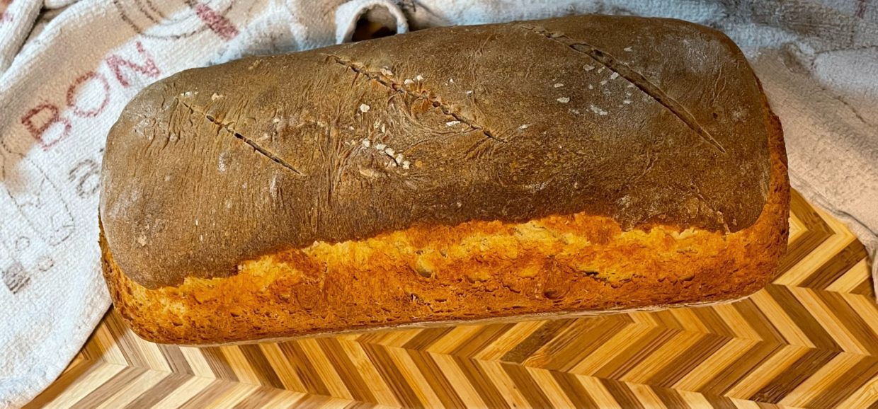 Συνταγή για εύκολο ψωμί στη φόρμα του κέικ. Αφράτο από μέσα, με τραγανή κόρα από έξω και το ελαιόλαδο μας δίνει ένα υπέροχο σπιτικό ψωμί.