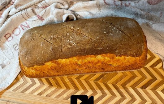 Συνταγή για εύκολο ψωμί στη φόρμα του κέικ. Αφράτο από μέσα, με τραγανή κόρα από έξω και το ελαιόλαδο μας δίνει ένα υπέροχο σπιτικό ψωμί.