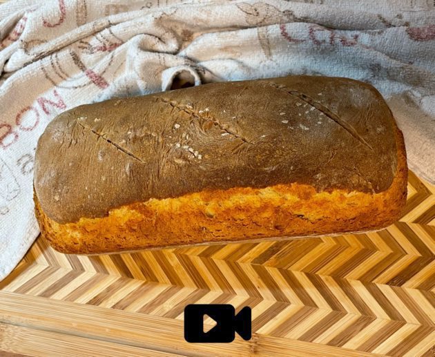 Συνταγή για εύκολο ψωμί στη φόρμα του κέικ. Αφράτο από μέσα, με τραγανή κόρα από έξω και το ελαιόλαδο μας δίνει ένα υπέροχο σπιτικό ψωμί.