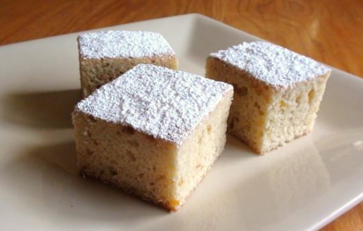 Φτιάξτε αυτό το υπέροχο κέικ βουτύρου με μαρμελάδα. Είναι η ιδανική επιλογή για να συνοδεύσει το τσάι ή τον καφές σας.