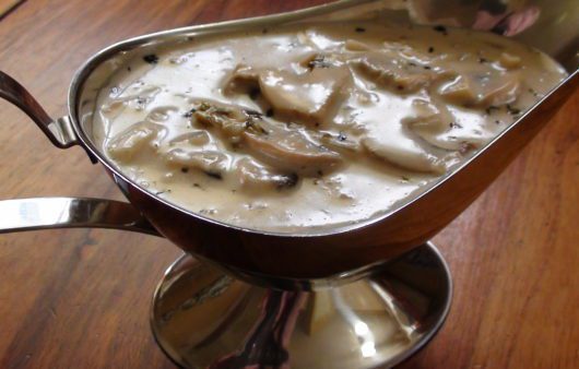 Μια πολύ εύκολη συνταγή για λευκή σάλτσα μανιταριών που συνοδεύει εξαιρετικά τα σπαγγέτι μας.