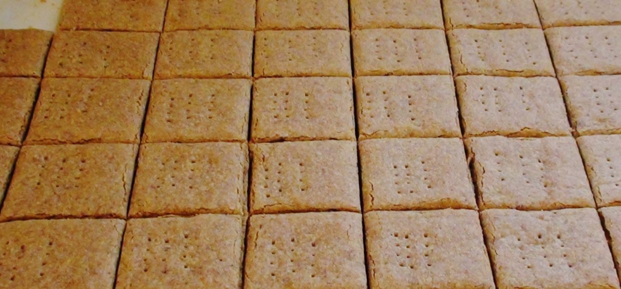 Συνταγή για υπέροχα σπιτικά κράκερ βουτύρου. Ένα υπέροχο τραγανό και βουτυρένιο κράκερ που συνδυάζεται υπέροχα με πολλές επιλογές.