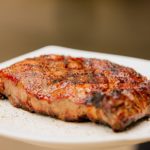 Μάθετε τι ακριβώς είναι το rib-eye και γιατί κοστίζει ποιο ακριβά από μια κανονική μπριζόλα.