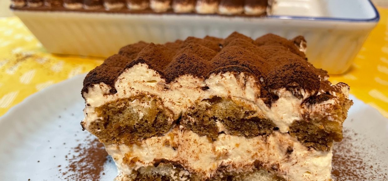 Δοκιμάστε μια εύκολη συνταγή για τιραμισού χωρίς αυγά. Ελαφρύ, με αέρινη υφή και μοναδική γεύση που θα σας ενθουσιάσει.