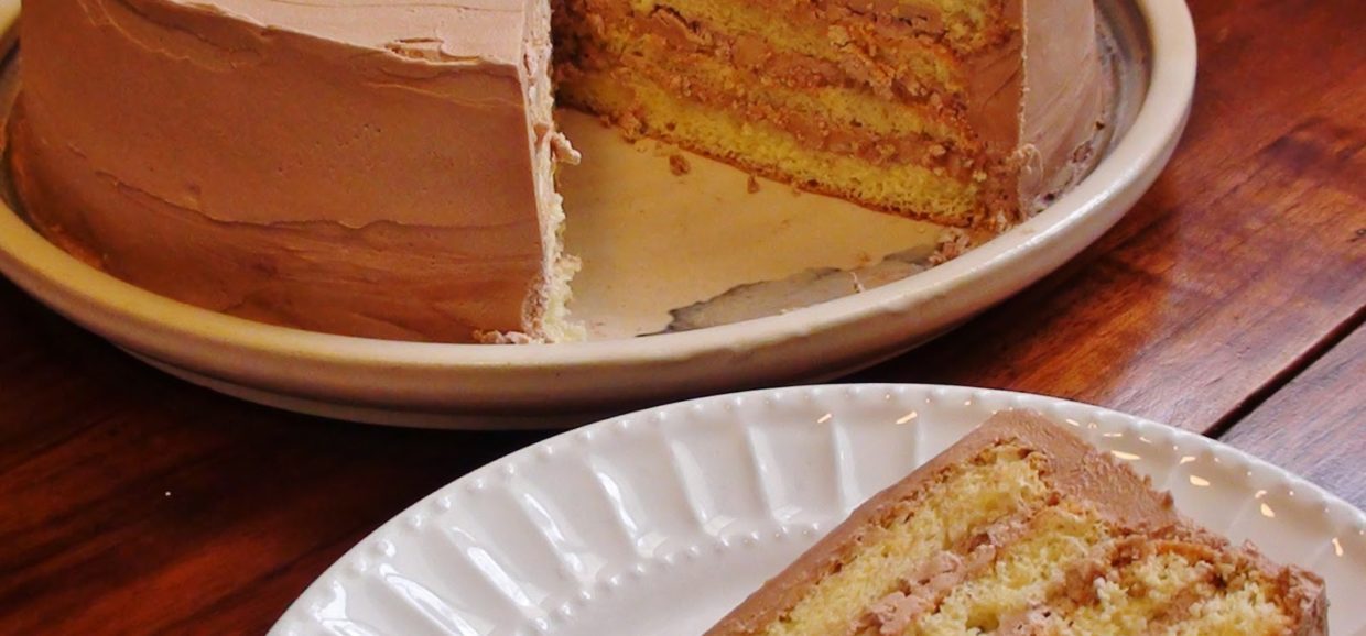 Φτιάξτε αυτήν την υπέροχη τούρτα με αφράτο παντεσπάνι και μοναδική βουτυρόκρεμα που περιέχει πραλίνα φουντουκιού. Ο τέλειος συνδυασμός.