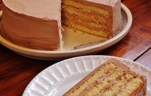 Φτιάξτε αυτήν την υπέροχη τούρτα με αφράτο παντεσπάνι και μοναδική βουτυρόκρεμα που περιέχει πραλίνα φουντουκιού. Ο τέλειος συνδυασμός.