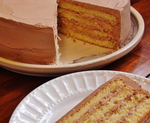 Φτιάξτε αυτήν την υπέροχη τούρτα με αφράτο παντεσπάνι και μοναδική βουτυρόκρεμα που περιέχει πραλίνα φουντουκιού. Ο τέλειος συνδυασμός.