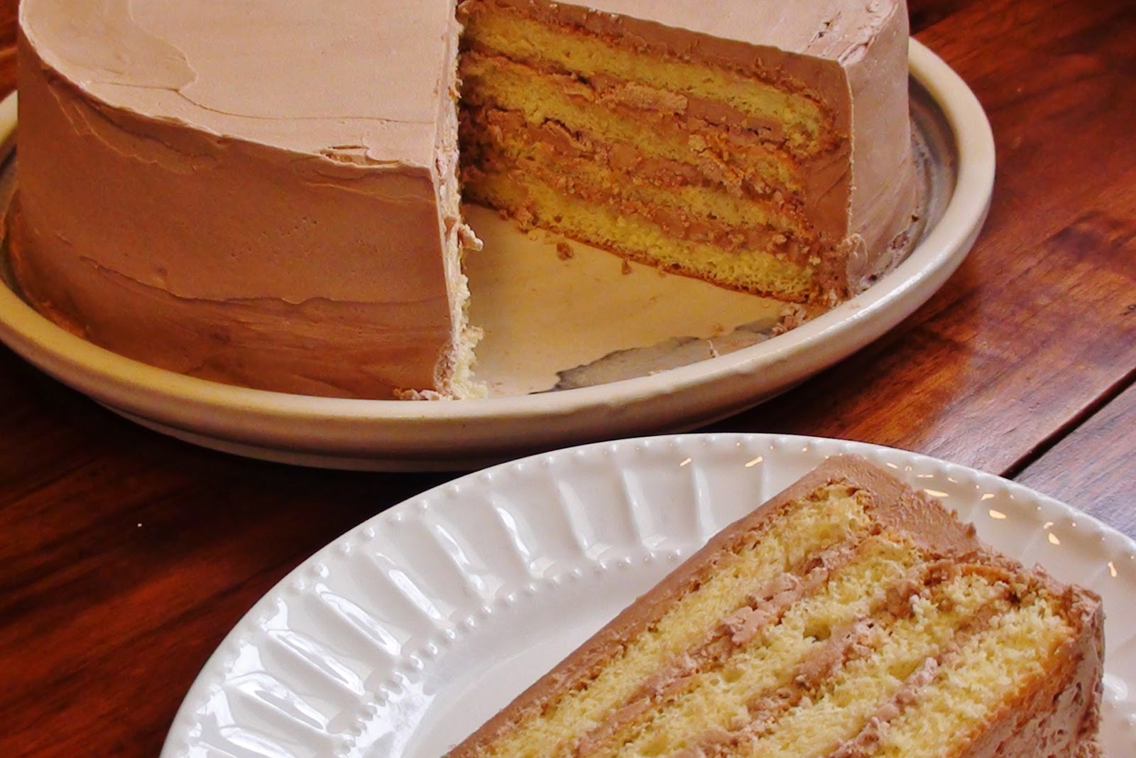 Φτιάξτε αυτήν την υπέροχη τούρτα με αφράτο παντεσπάνι και μοναδική βουτυρόκρεμα που περιέχει πραλίνα φουντουκιού. Ο τέλειος συνδυασμός.