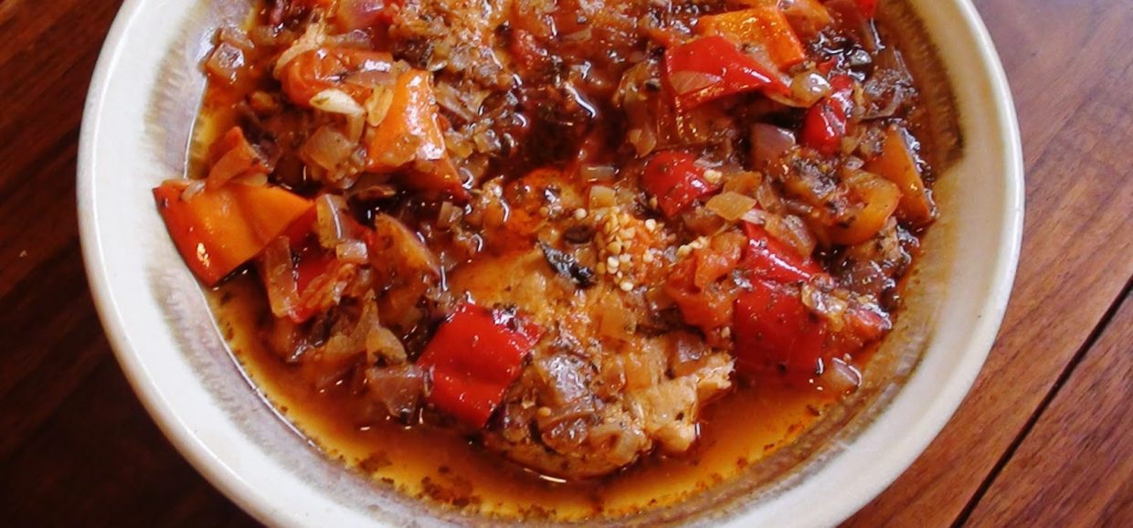 Δοκιμάστε μια εύκολη και γρήγορη συνταγή για χοιρινές μπριζόλες με μυρωδικά στο φούρνο. Ένα ζουμερό φαγητό με υπέροχη γεύση.