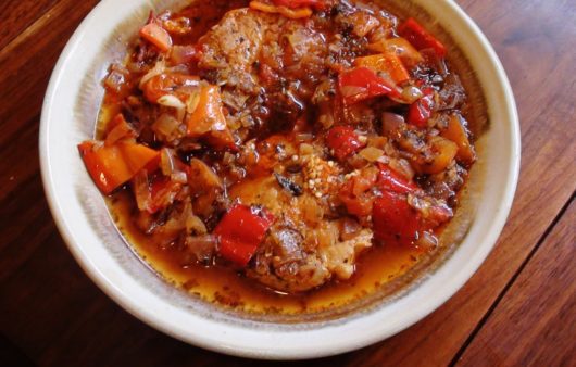 Δοκιμάστε μια εύκολη και γρήγορη συνταγή για χοιρινές μπριζόλες με μυρωδικά στο φούρνο. Ένα ζουμερό φαγητό με υπέροχη γεύση.