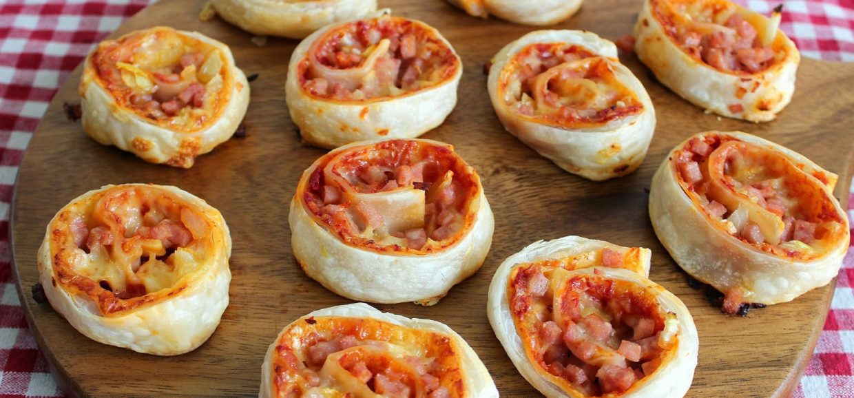 Συνταγή για υπέροχα ρολά πίτσας με ζύμη σφολιάτας. Ένα υπέροχο σνακ για πάρτι καθώς είναι απλά στην κατασκευή και αγαπημένα από μικρούς και μεγάλους.