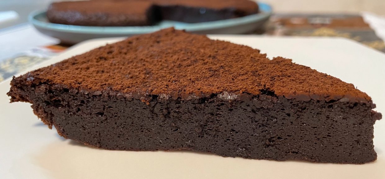Συνταγή για υπέροχο κέικ σοκολάτας χωρίς γλουτένη. Φτιάξτε το χωρίς μίξερ μέσα σε λίγα λεπτά.
