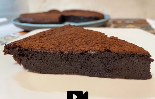 Συνταγή για υπέροχο κέικ σοκολάτας χωρίς γλουτένη. Φτιάξτε το χωρίς μίξερ μέσα σε λίγα λεπτά.