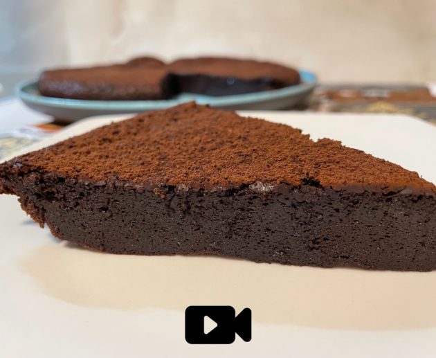 Συνταγή για υπέροχο κέικ σοκολάτας χωρίς γλουτένη. Φτιάξτε το χωρίς μίξερ μέσα σε λίγα λεπτά.