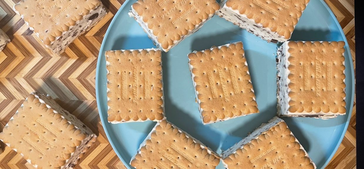 Φτιάξτε ένα υπέροχο και εύκολο παγωτό σάντουιτς στρατσιατέλα. Περιέχει κομμάτια σοκολάτας και ταιριάζει ιδανικά με τα μπισκότα μας.