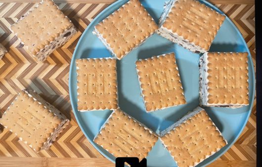 Φτιάξτε ένα υπέροχο και εύκολο παγωτό σάντουιτς στρατσιατέλα. Περιέχει κομμάτια σοκολάτας και ταιριάζει ιδανικά με τα μπισκότα μας.