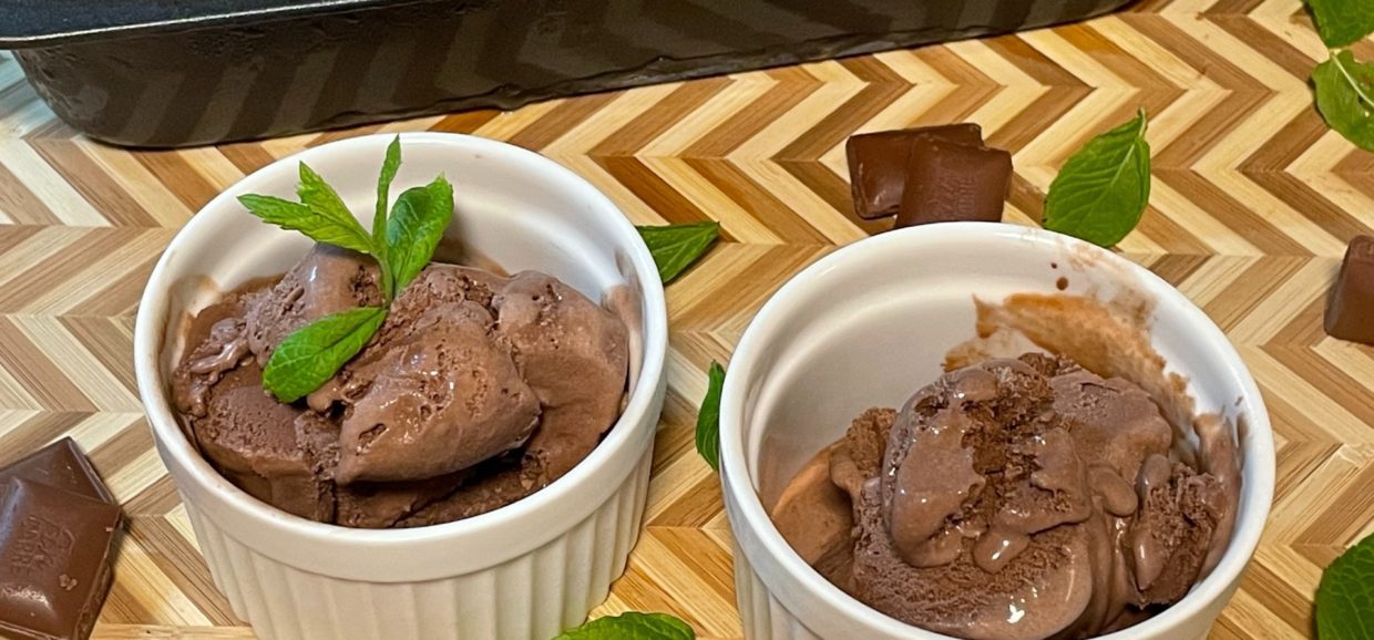 Ένας αγαπημένος μου συνδυασμός σε παγωτό είναι η σοκολάτα και το πορτοκάλι. Δοκιμάστε μια μοναδική συνταγή για παγωτό σοκολάτα με χυμό και άρωμα πορτοκάλι.