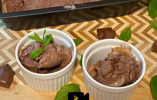 Ένας αγαπημένος μου συνδυασμός σε παγωτό είναι η σοκολάτα και το πορτοκάλι. Δοκιμάστε μια μοναδική συνταγή για παγωτό σοκολάτα με χυμό και άρωμα πορτοκάλι.