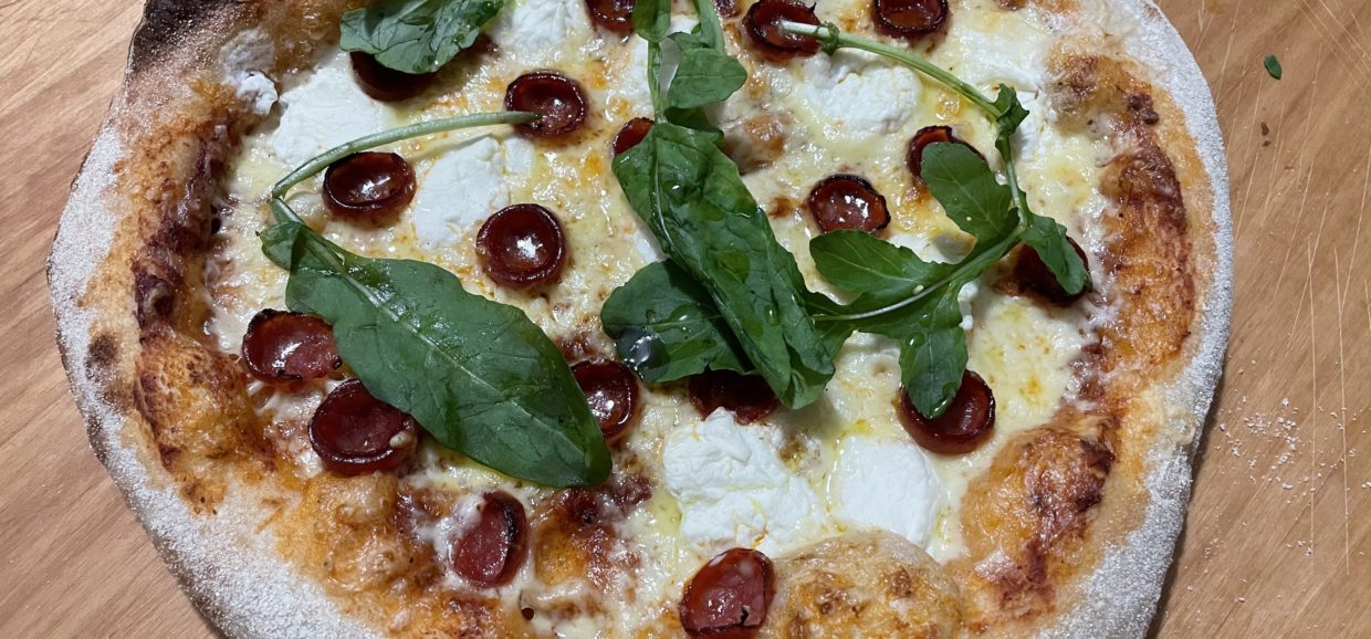 Συνταγή για υπέροχη πίτσα πεπερόνι με τυρί κρέμα. Το πεπερόνι είναι μια αμερικανική ποικιλία πικάντικου σαλαμιού.