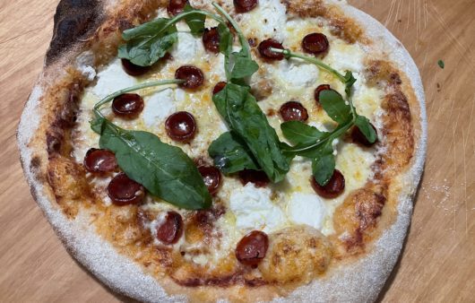 Συνταγή για υπέροχη πίτσα πεπερόνι με τυρί κρέμα. Το πεπερόνι είναι μια αμερικανική ποικιλία πικάντικου σαλαμιού.