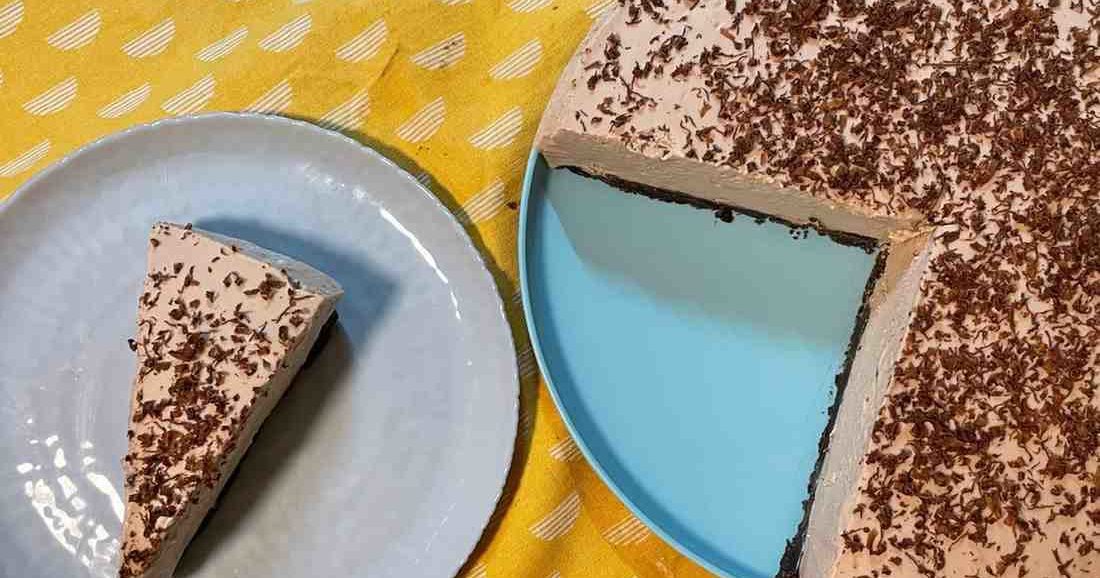 Συνταγή για δροσερό cheesecake σοκολάτας με γιαούρτι χωρίς ψήσιμο. Ιδανικό γλύκισμα που το φτιάχνουμε σε λίγα μόνο λεπτά.