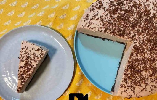 Συνταγή για δροσερό cheesecake σοκολάτας με γιαούρτι χωρίς ψήσιμο. Ιδανικό γλύκισμα που το φτιάχνουμε σε λίγα μόνο λεπτά.