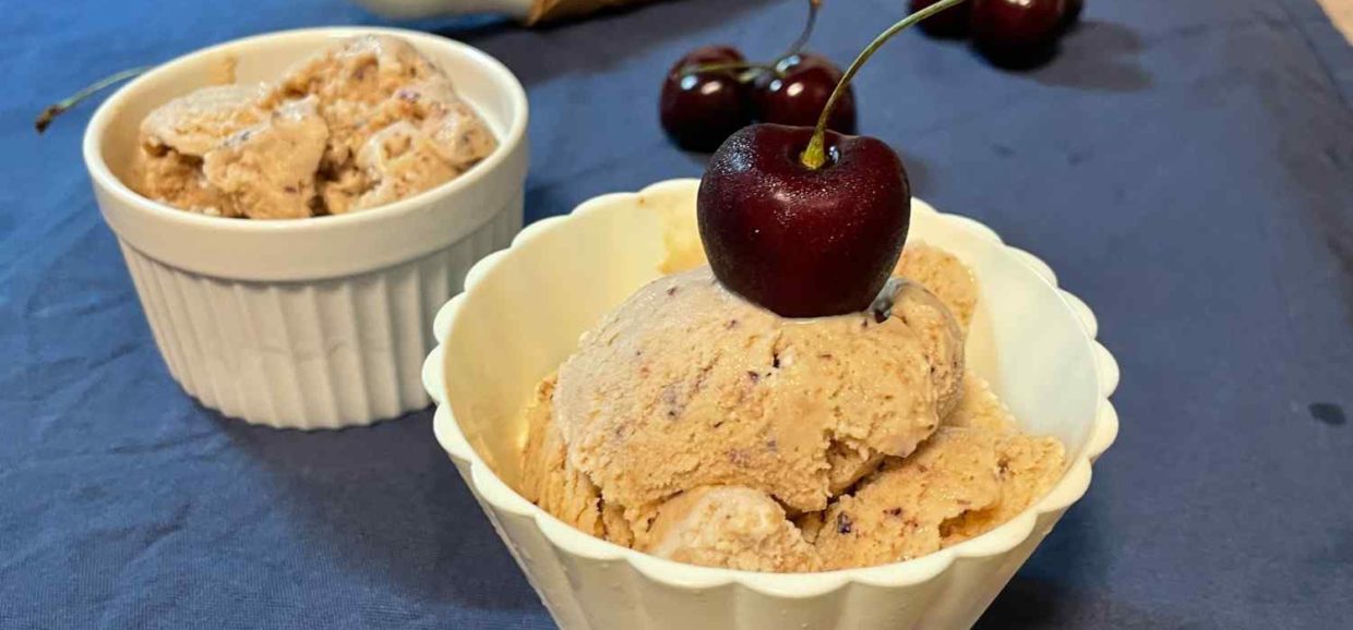 Συνταγή για δροσιστικό παγωτό κεράσι με φρέσκα ή κατεψυγμένα κεράσια και μια υπέροχη νότα λικέρ κεράσι.