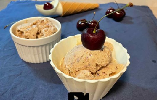 Συνταγή για δροσιστικό παγωτό κεράσι με φρέσκα ή κατεψυγμένα κεράσια και μια υπέροχη νότα λικέρ κεράσι.