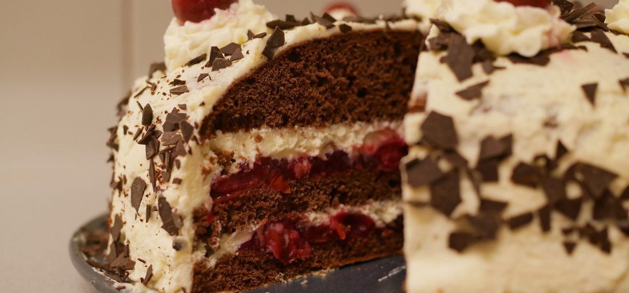 Συνταγή για μοναδική τούρτα black forest! Μία από τις διασημότερες τούρτες με υπέροχο ζουμερό παντεσπάνι και γλυκό κουταλιού βύσσινο!