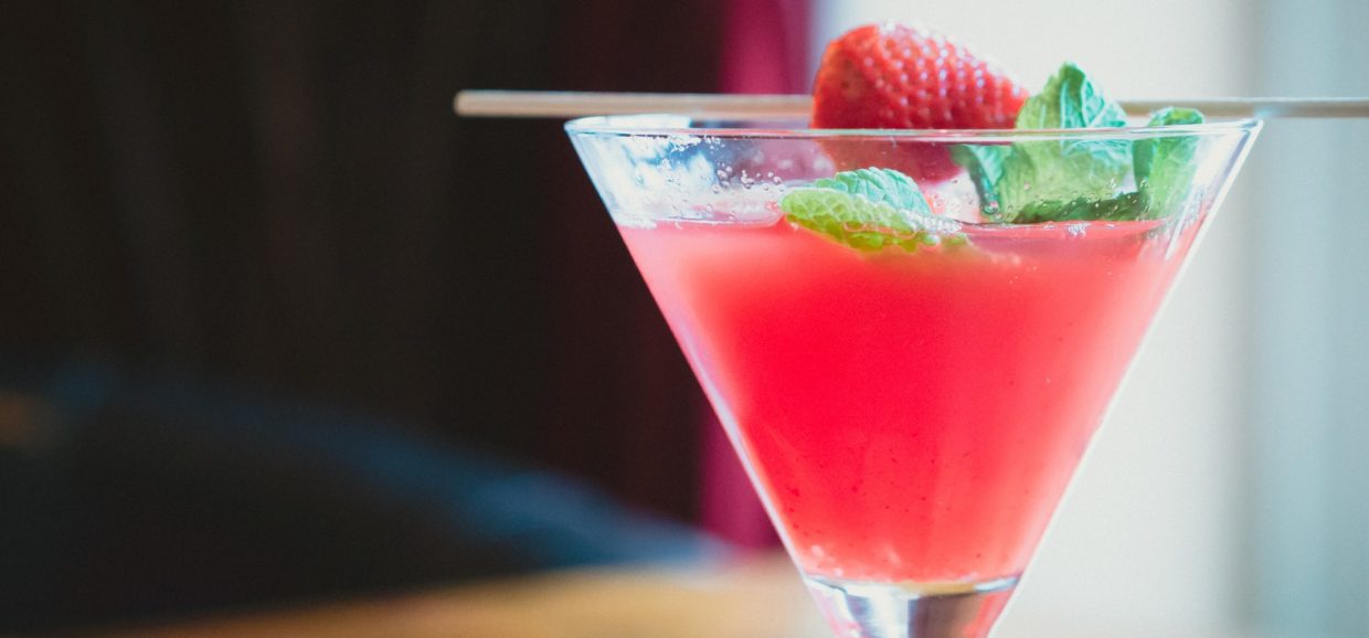 Συνταγή για μοναδική γρανίτα φράουλα! Δροσερή, υγιεινή από φρέσκιες φράουλες και με άρωμα λεμονιού και δυόσμου.