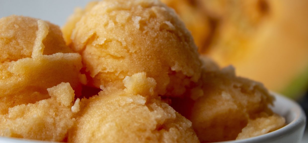 Συνταγή για γρανίτα βερίκοκο! Μοναδικά δροσιστική για τις καυτές μέρες του καλοκαιριού με φρέσκα βερίκοκα και άρωμα λεμόνι και κονιάκ.