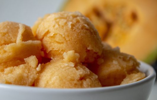 Συνταγή για γρανίτα βερίκοκο! Μοναδικά δροσιστική για τις καυτές μέρες του καλοκαιριού με φρέσκα βερίκοκα και άρωμα λεμόνι και κονιάκ.