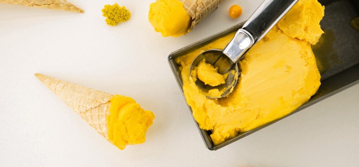 Συνταγή για γρανίτα πεπόνι. Μοναδική δροσιστική γεύση πεπονιού, απλό σιρόπι και άρωμα και χυμό λεμονιού. Ιδανικό για τις καλοκαιρινές μέρες!