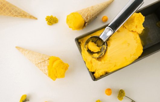 Συνταγή για γρανίτα πεπόνι. Μοναδική δροσιστική γεύση πεπονιού, απλό σιρόπι και άρωμα και χυμό λεμονιού. Ιδανικό για τις καλοκαιρινές μέρες!