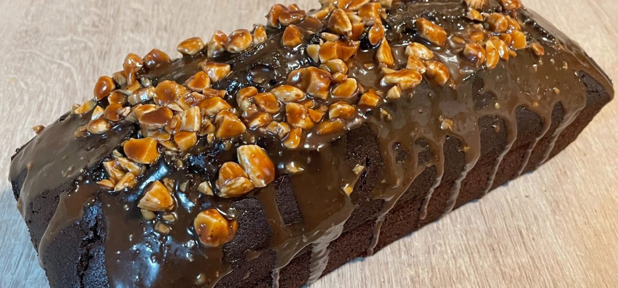 Συνταγή για εύκολο κέικ σοκολάτας με μοναδικό γλάσο σοκολάτας. Πανεύκολο και ιδανικό για όλη την ημέρα σας.