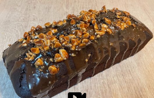 Συνταγή για εύκολο κέικ σοκολάτας με μοναδικό γλάσο σοκολάτας. Πανεύκολο και ιδανικό για όλη την ημέρα σας.