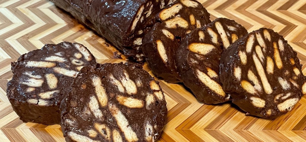 Συνταγή για το πιο εύκολο μωσαϊκό. Φτιάξτε τον υπέροχο κορμό σε 15 μόνο λεπτά με βούτυρο, κακάο και σοκολάτα κουβερτούρα.