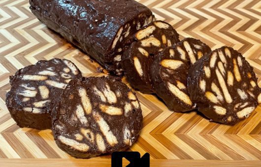Συνταγή για το πιο εύκολο μωσαϊκό. Φτιάξτε τον υπέροχο κορμό σε 15 μόνο λεπτά με βούτυρο, κακάο και σοκολάτα κουβερτούρα.
