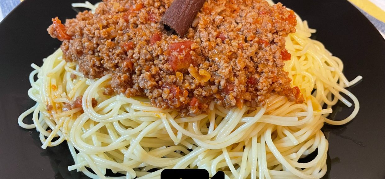 Συνταγή για μοσχαρίσιο κοκκινιστό κιμά. Δοκιμάστε έναν μυρωδάτο και ζουμερό κιμά που συνοδεύει υπέροχα τα σπαγκέτι μας και άλλες συνταγές.