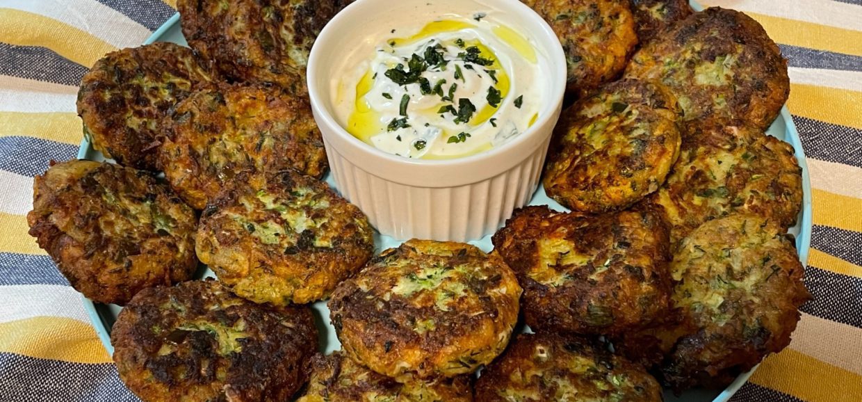 Δοκιμάστε αυτήν την εύκολη συνταγή για τηγανητούς κολοκυθοκεφτέδες και σερβίρετε με ένα δροσερό και πεντανόστιμο ντιπ γιαουρτιού.