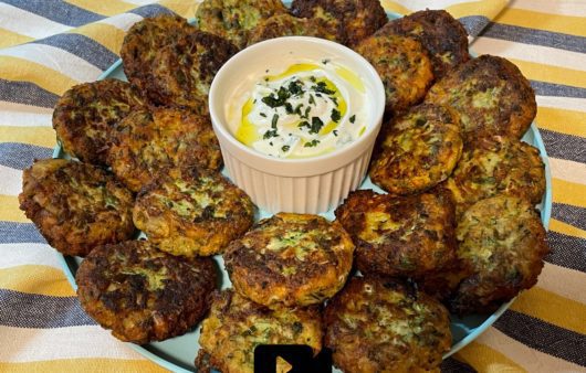 Δοκιμάστε αυτήν την εύκολη συνταγή για τηγανητούς κολοκυθοκεφτέδες και σερβίρετε με ένα δροσερό και πεντανόστιμο ντιπ γιαουρτιού.
