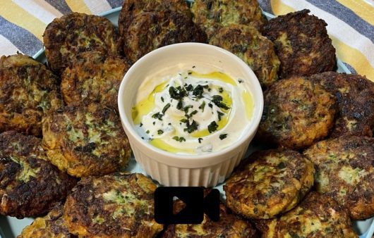 Συνταγή για αρωματικό και δροσερό ντιπ γιαουρτιού που συνδυάζεται ιδανικά με κολοκυθοκεφτέδες, κεφτεδάκια, πίτες και πολλά άλλα.